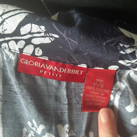 Blue and White Floral Gloria Vanderbilt Button Up - Picture 3 of 4